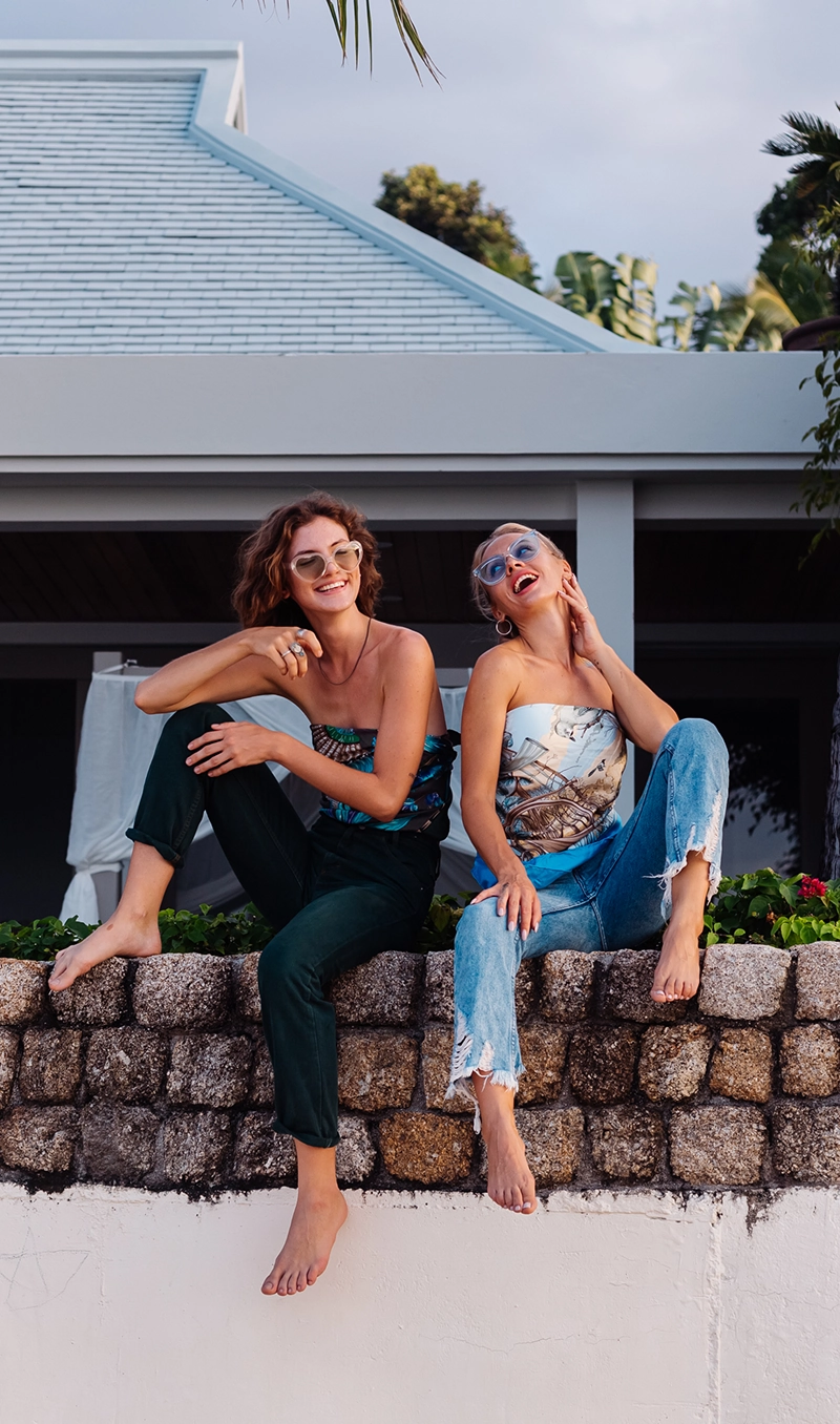 Chic modular home design highlighting a minimalist aesthetic, expansive glazing, and a welcoming front porch